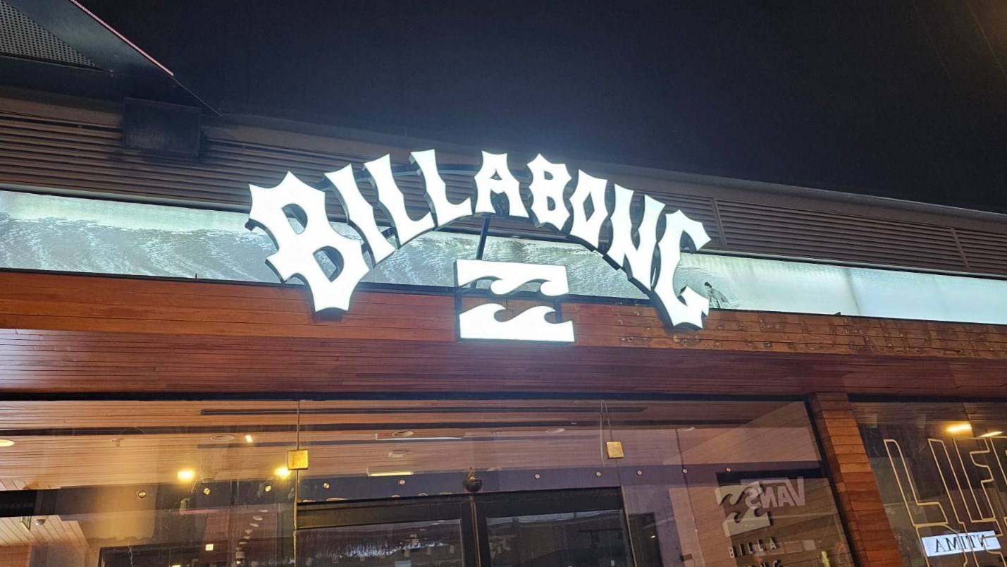 שלט אותיות מוארות עבור BILLABONG ביג אשדוד