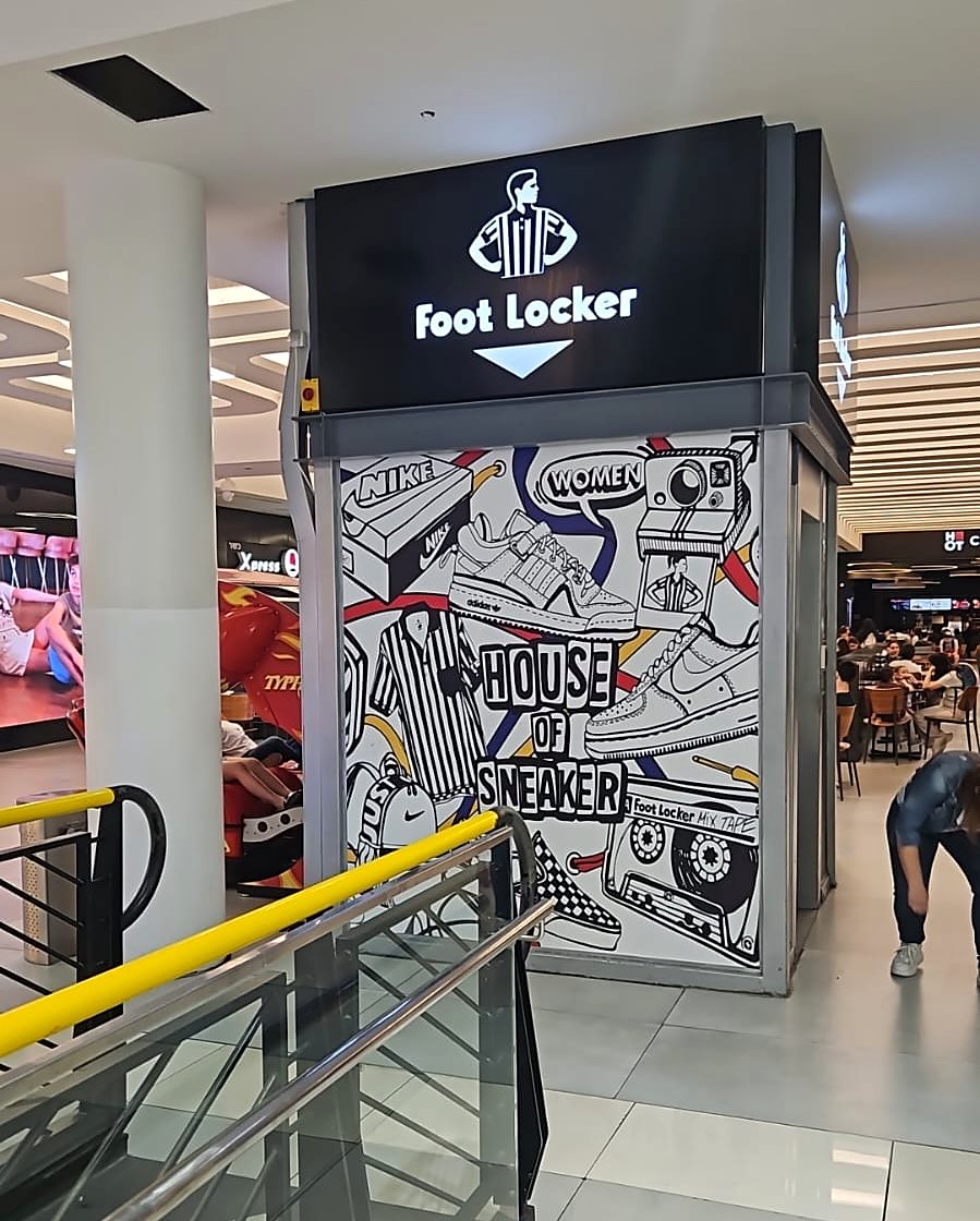 כניסה לחנות Foot Locker בקניון — קיר מאויר House of Sneaker