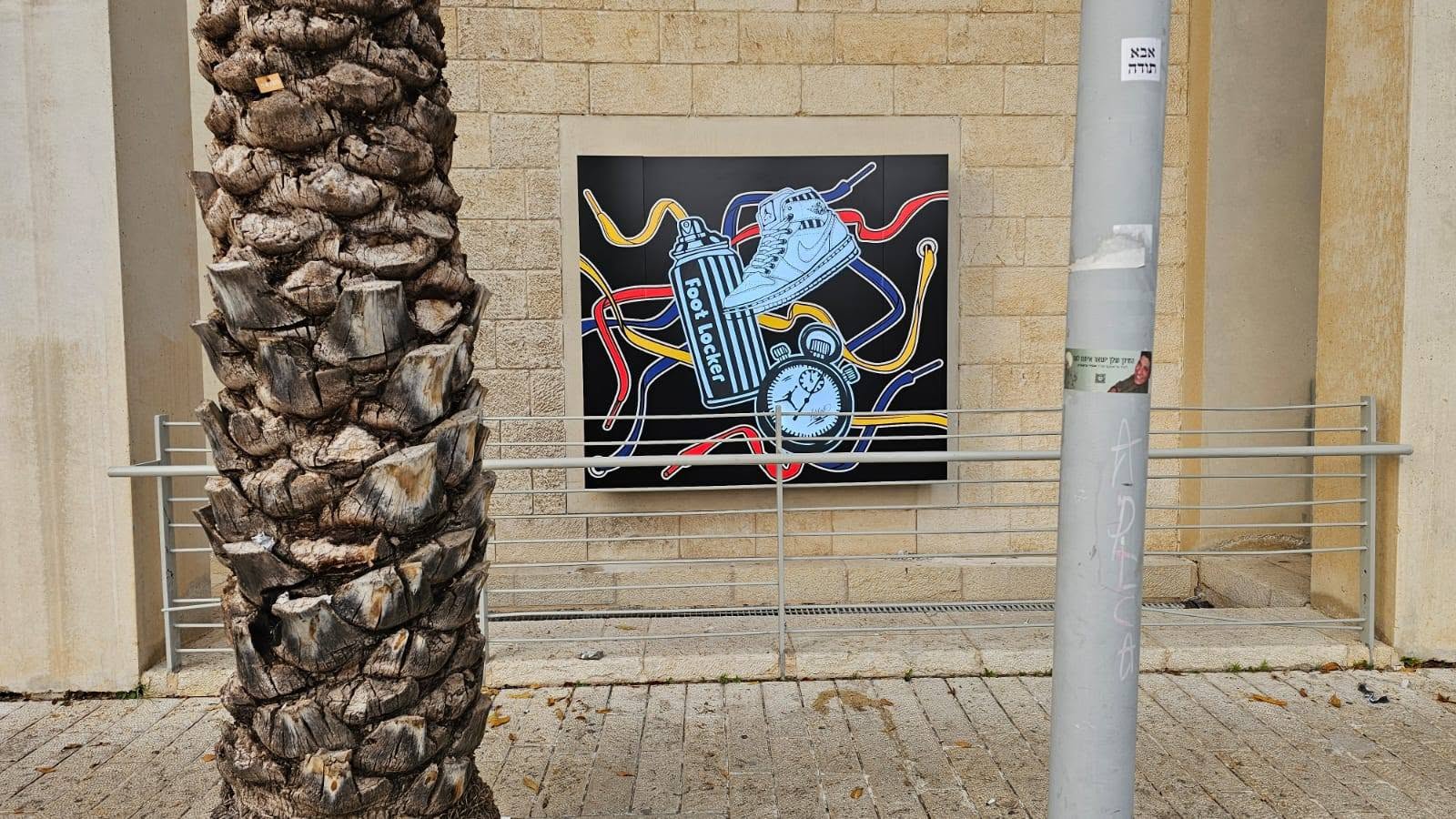 שלט מואר קאט-אאוט בלוקובונד שחור — Foot Locker מודיעין