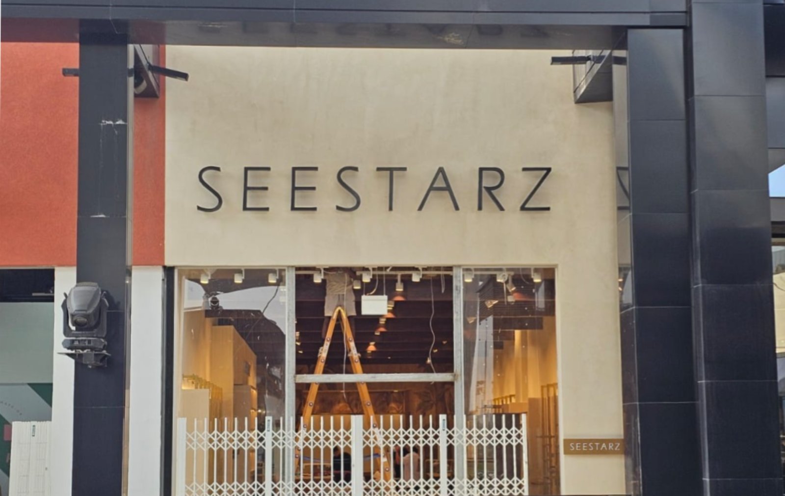 אותיות בנויות על חזית חנות SEESTARZ בגלילות — ייצור והתקנה טולס אר די