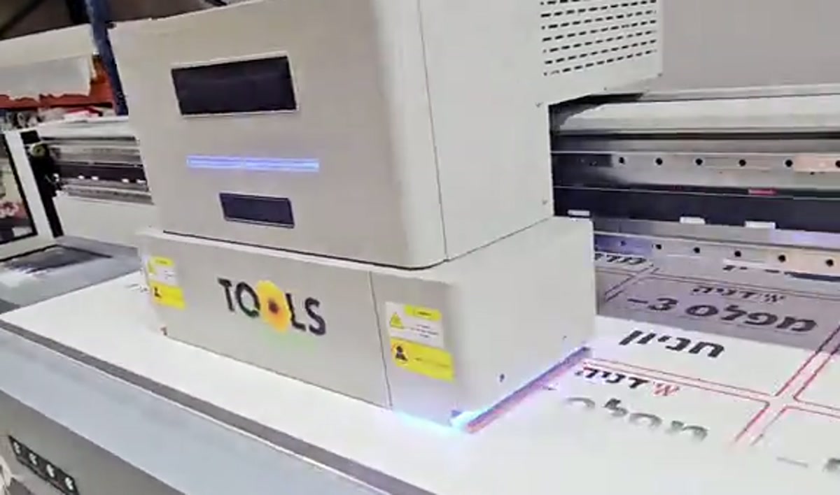 מדפסת UV שטוחה (פלטבד) מדפיסה ישירות על חומר קשיח — דפוס דיגיטלי בטולס שילוט
